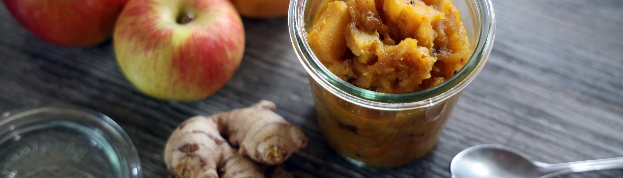 Ein Chutney aus Apfel und Ingwer in einem Einmachglas.