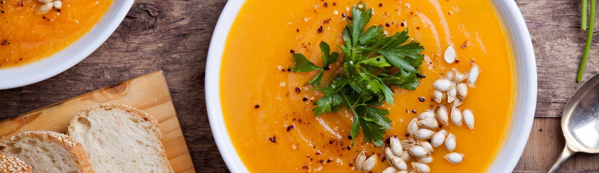 Kürbissuppe mit Kürbiskernen garniert