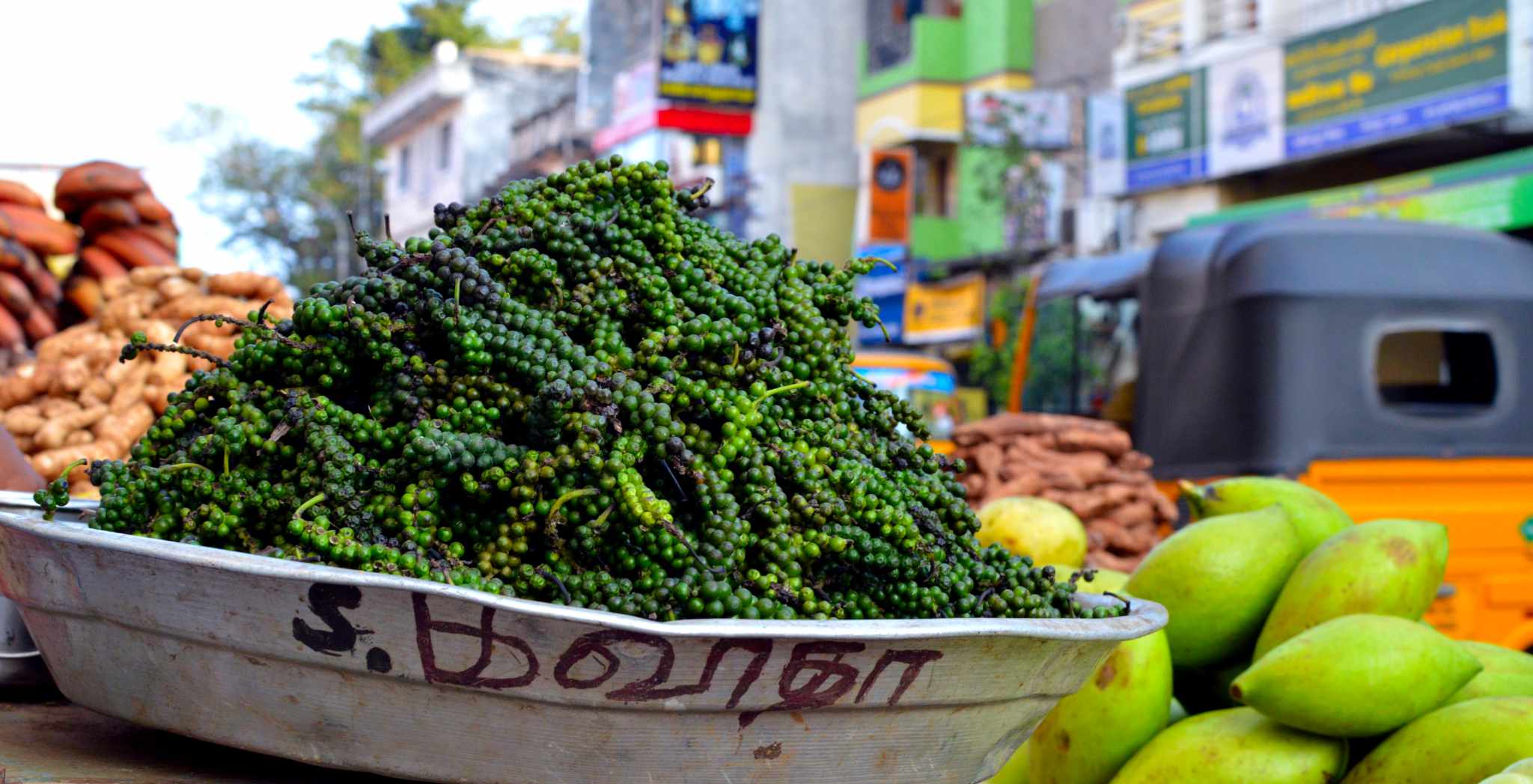 Frischer grüner Pfeffer auf Markt in Indien