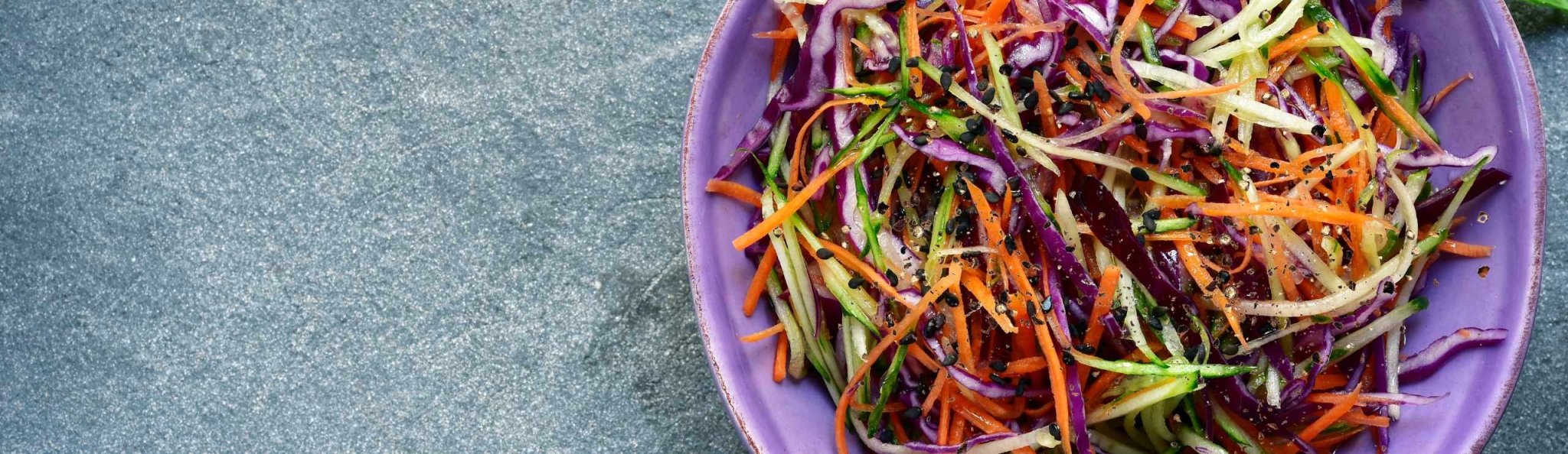 Rohkost - Pure Pepper - Salat mit verschiedenen fein geraspelten Streifen Gemüse